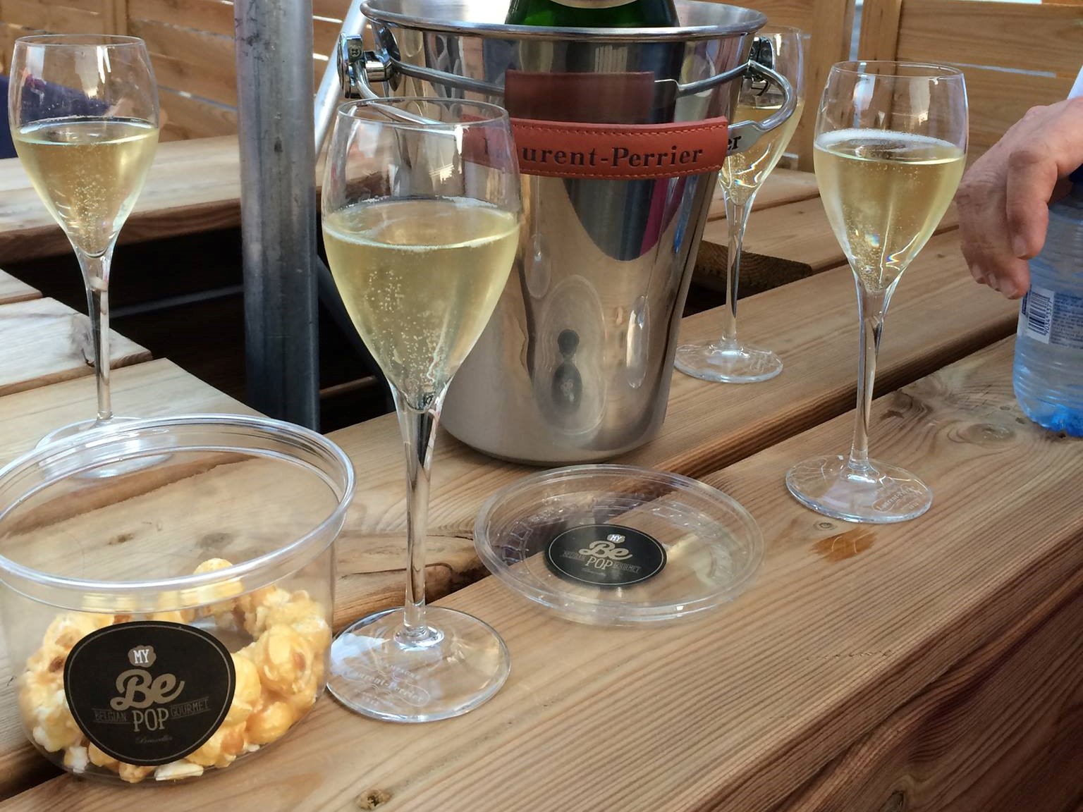 Champagne Moet + Popcorn cuberdon